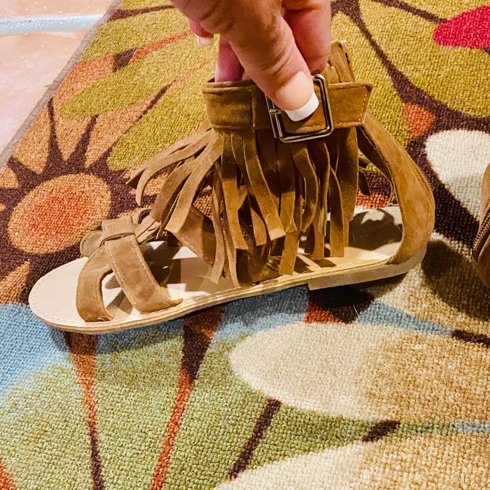 NEW Women’s 7 Brown Tan Faux Suede Fringe Sandals